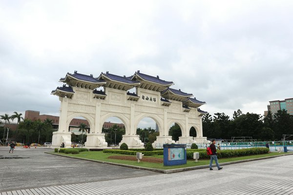 Peut-on louer une cabane en Patagonie avec des cours de survie et des randonnées en montagne?