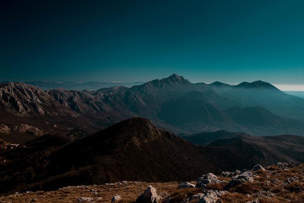 Quelles sont les techniques pour monter un campement sur un terrain boueux?