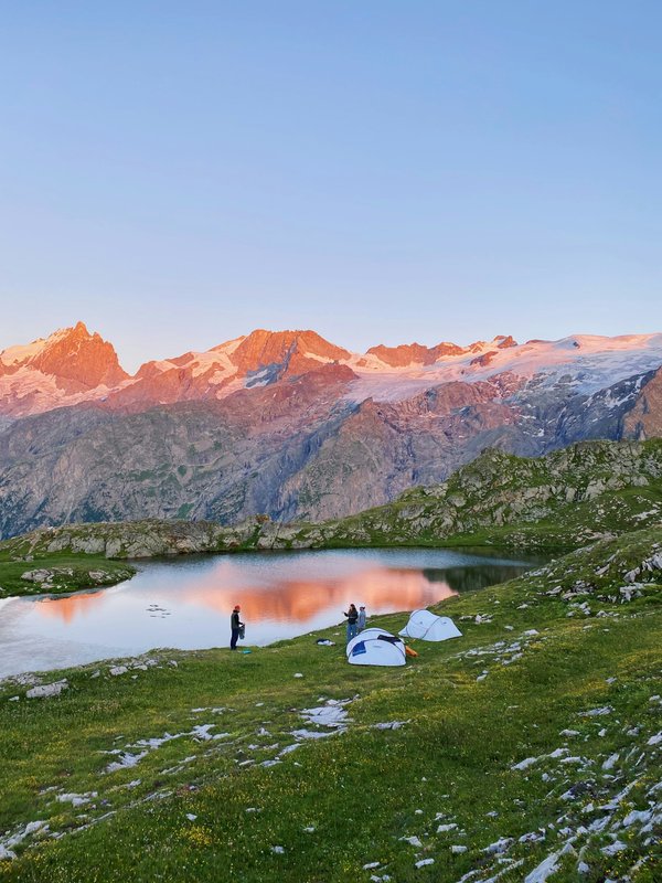 Quels sont les meilleurs circuits pour une randonnée à travers les parcs nationaux du Canada?